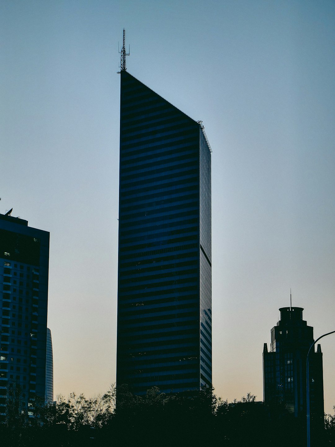 a-tall-building-towering-over-a-city-skyline-yjf8bf-pehe